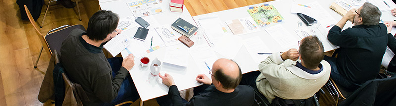 Arbeitsgruppe an Tischen von oben gesehen