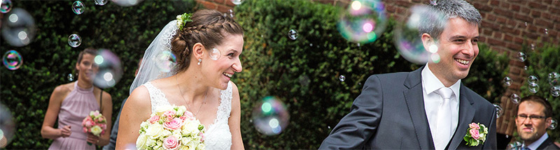 Hochzeitspaar vor der Kirche nach der Trauunng